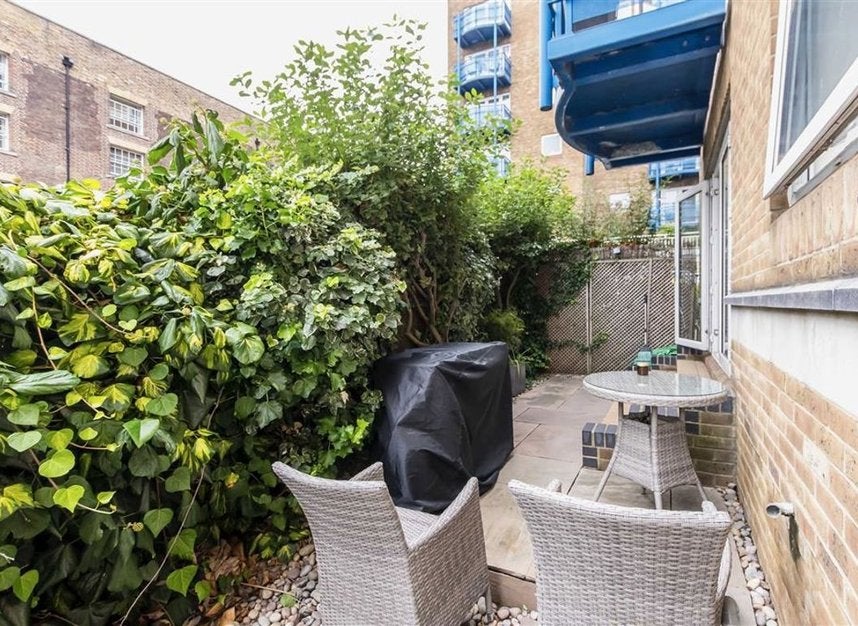 Flat Jardine Road in Greater London