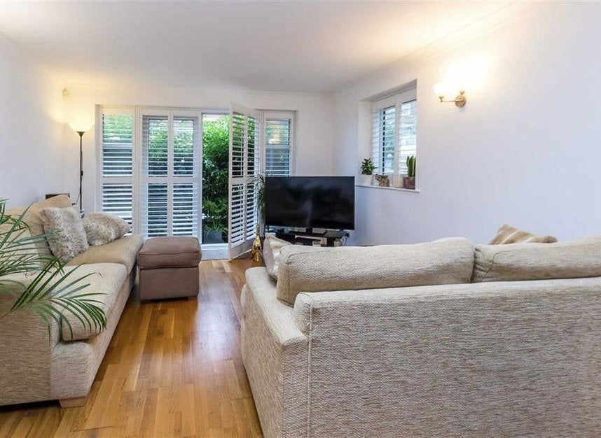 Flat Jardine Road in Greater London
