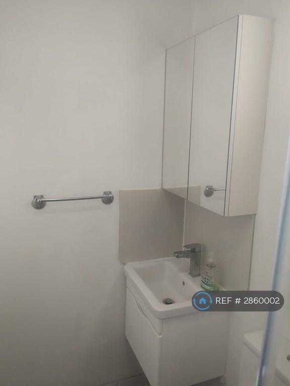 Room Mays Lane in Greater London