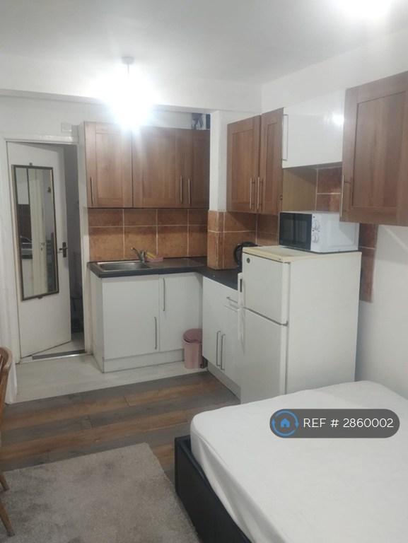 Room Mays Lane in Greater London