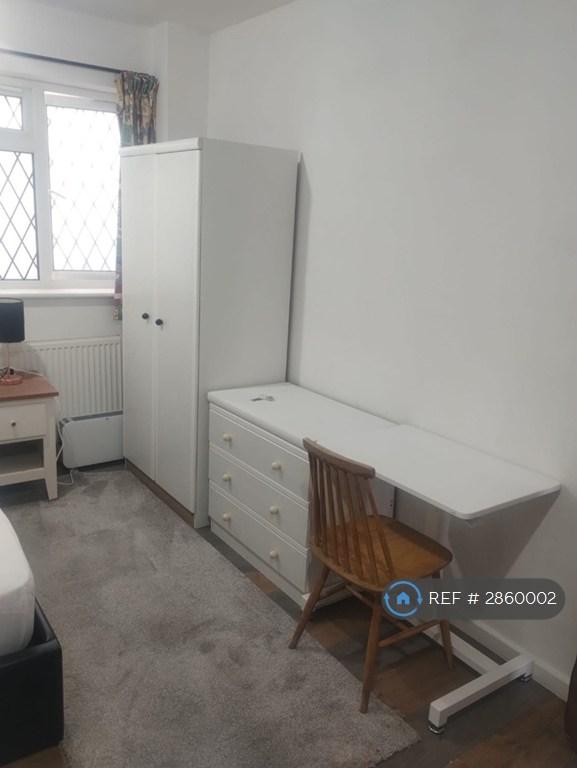 Room Mays Lane in Greater London