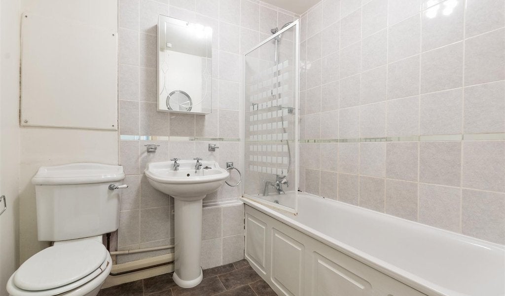 Flat Woodford Road in Greater London