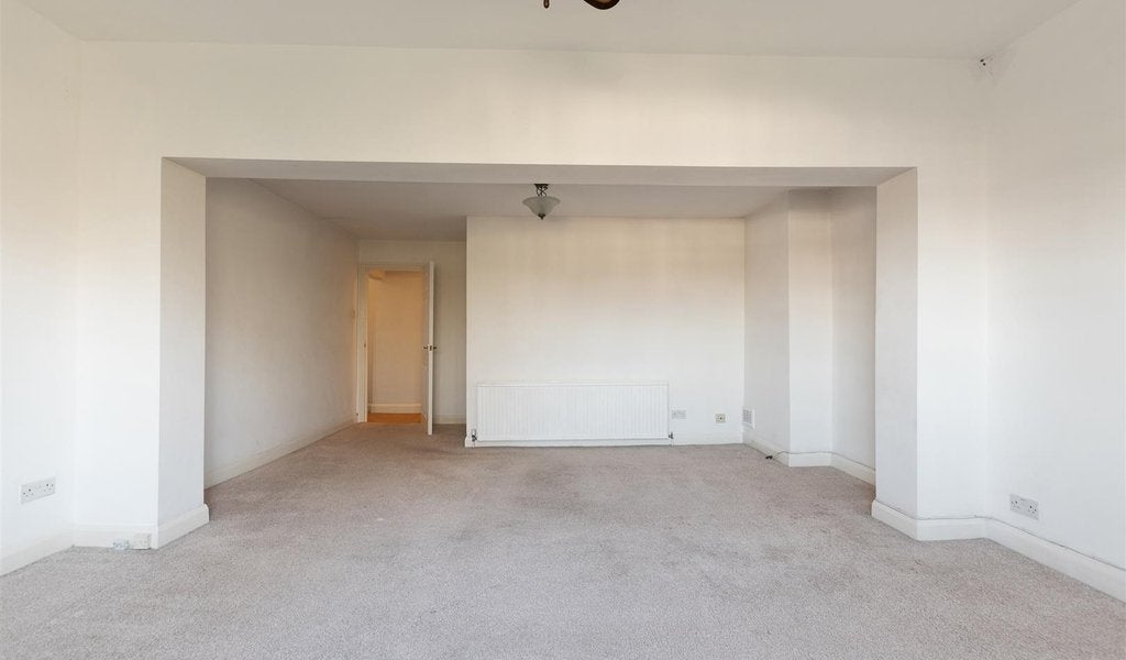 Flat Woodford Road in Greater London