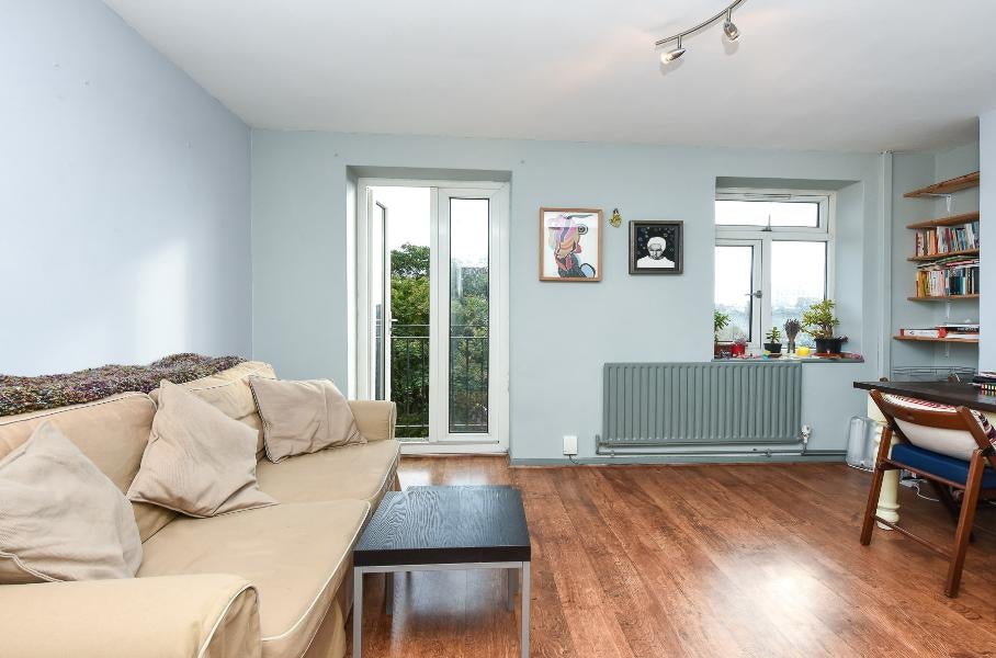 Flat Clapham Road Estate in Greater London