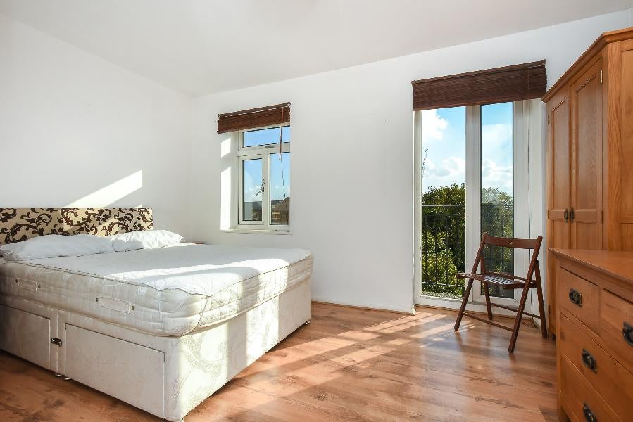 Flat Clapham Road Estate in Greater London