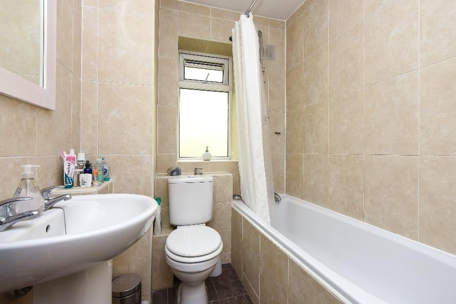 Flat Clapham Road Estate in Greater London