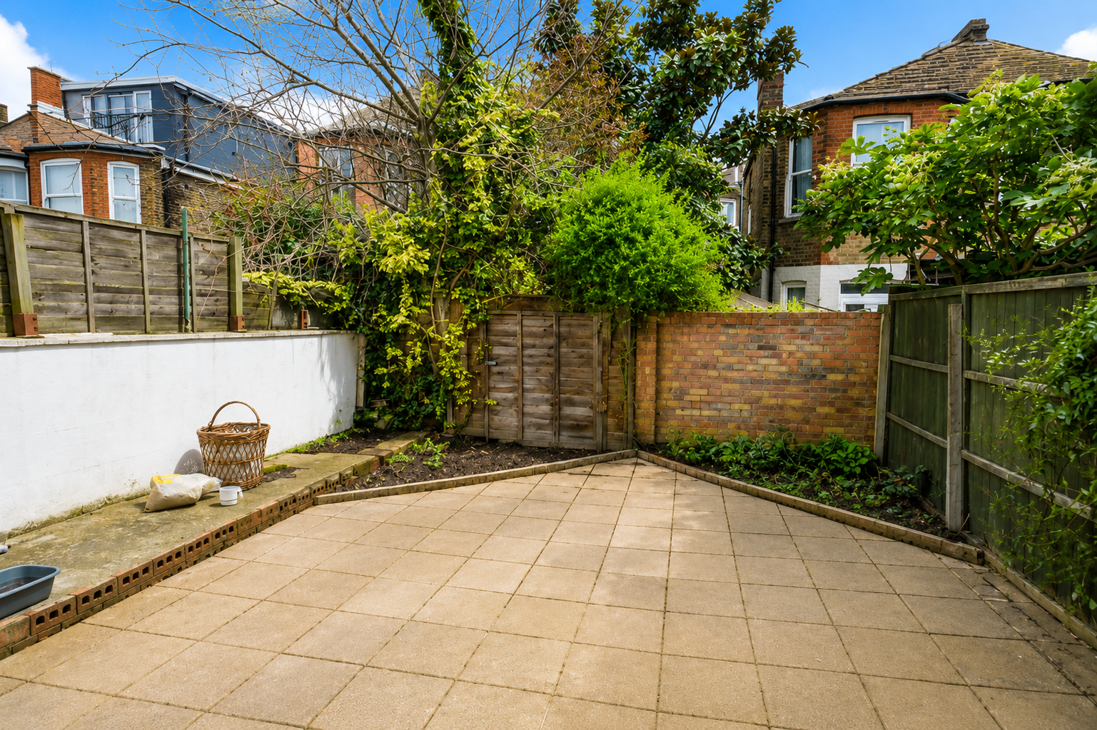 House Denehurst Gardens in Greater London