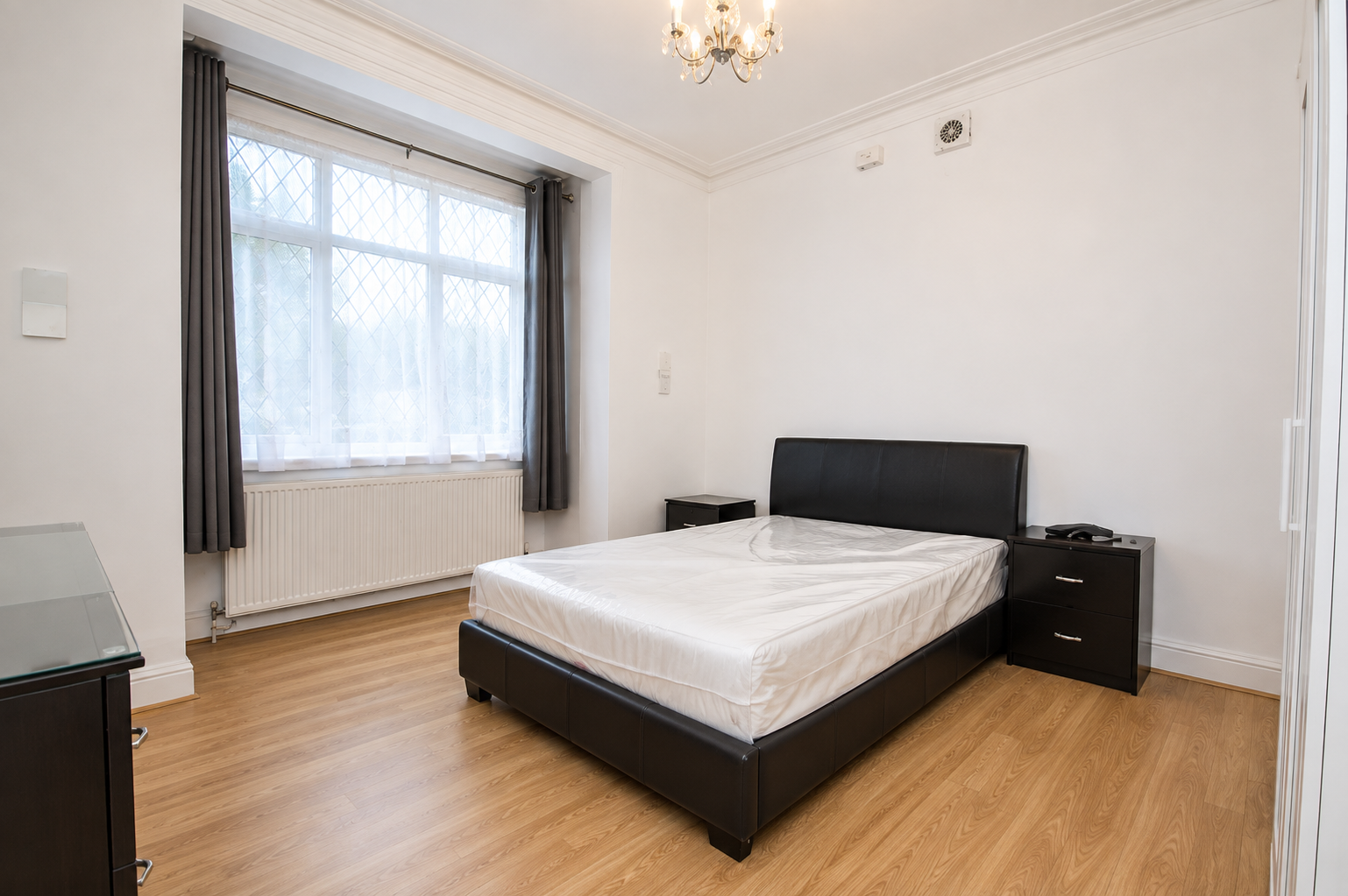 House Denehurst Gardens in Greater London