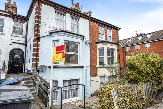 Flat Ballards Lane in London