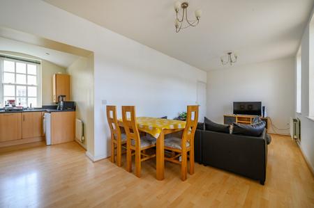 Flat Tuke Grove in Wakefield