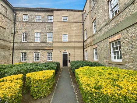 Flat Tuke Grove in Wakefield