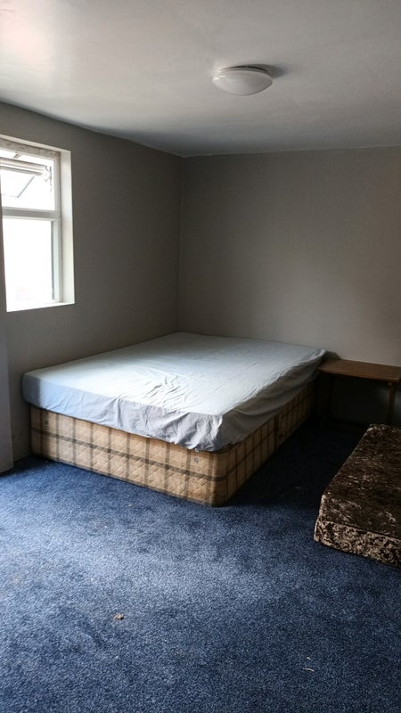 Room Ifield Avenue in Crawley