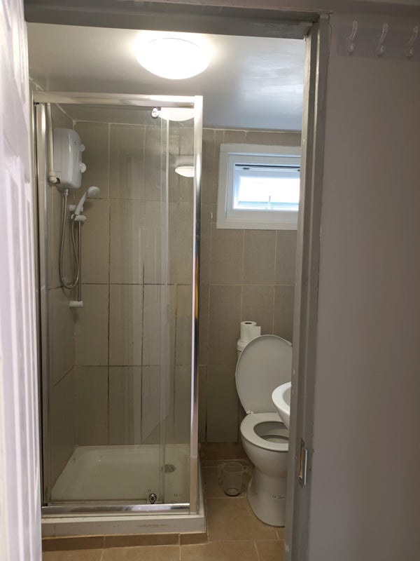 Room Ifield Avenue in Crawley