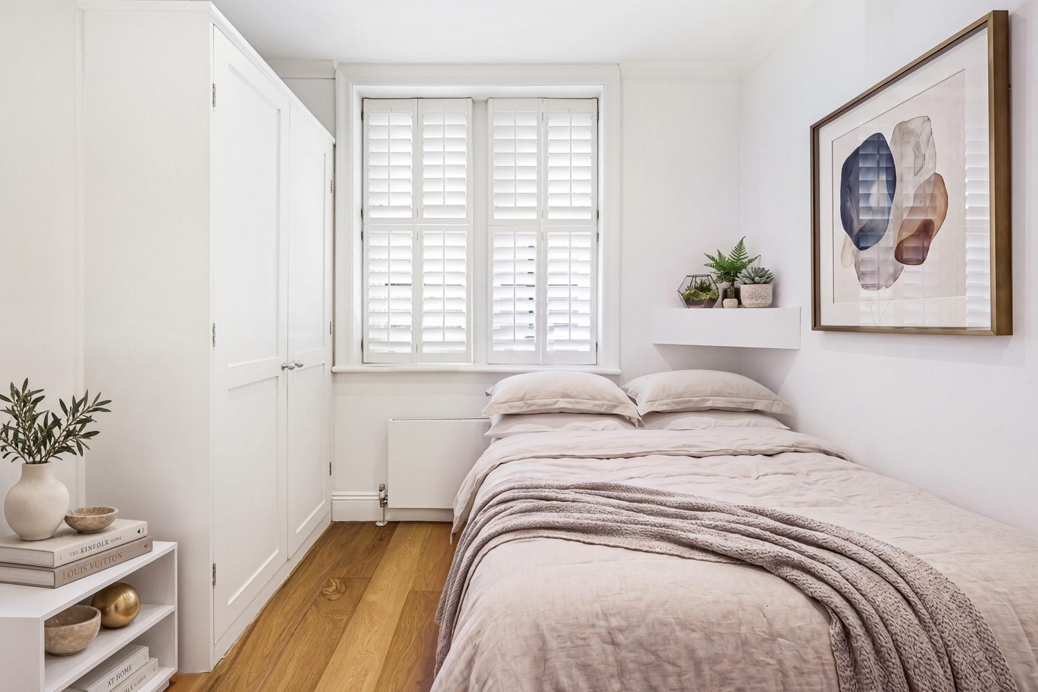 Flat Elm Park Mansions in Greater London