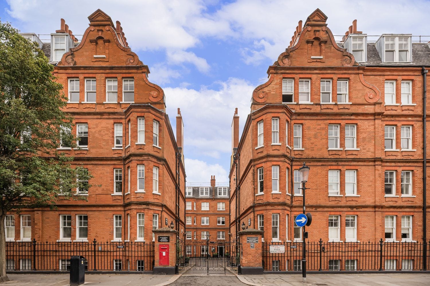 Flat Elm Park Mansions in Greater London
