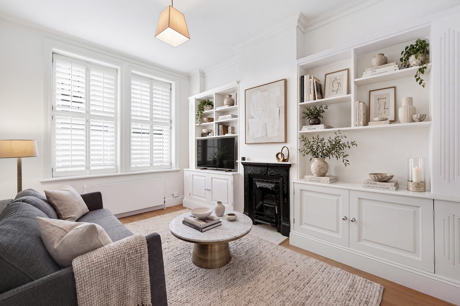Flat Elm Park Mansions in Greater London