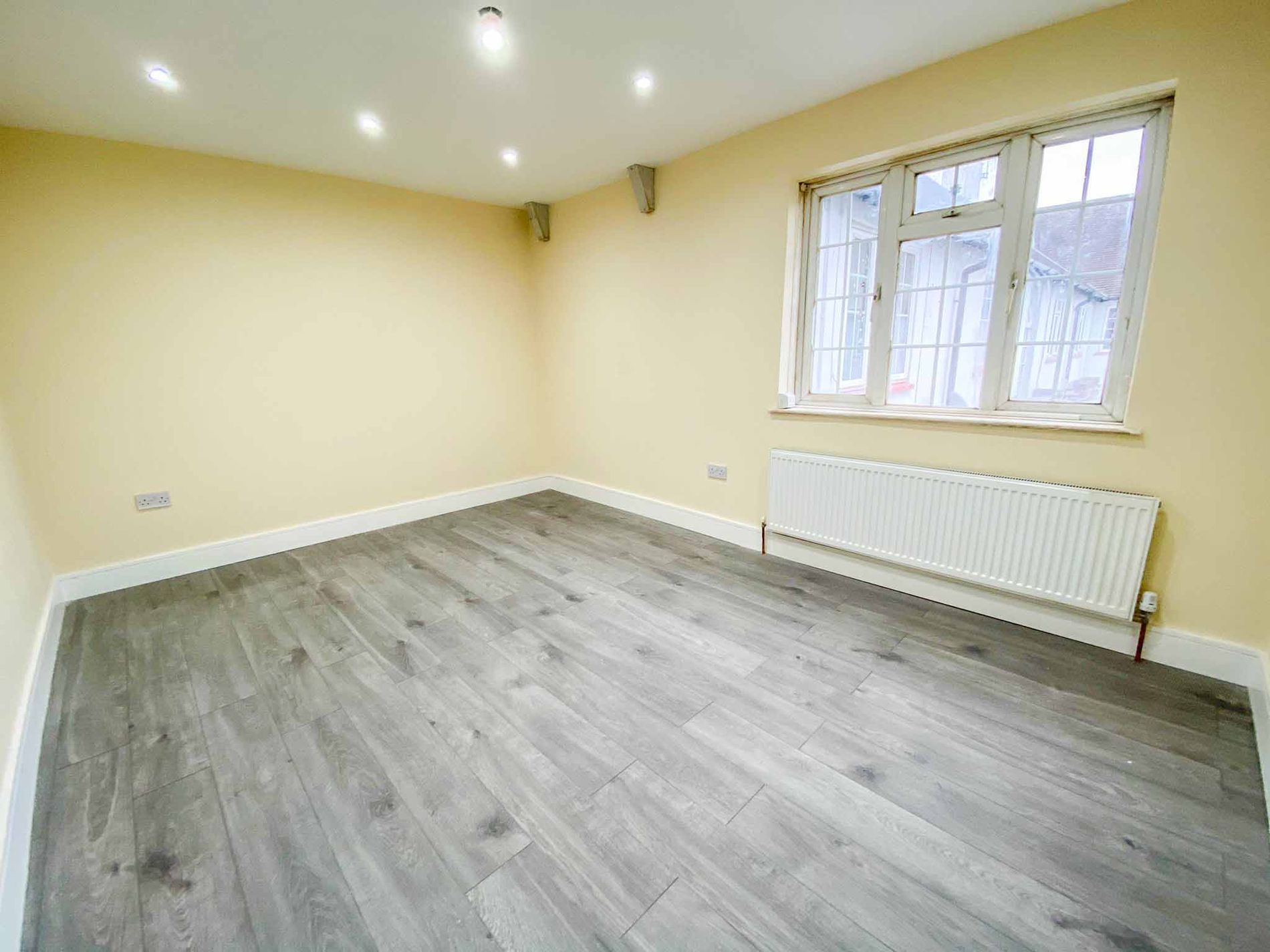 Flat Bathurst Walk in Richings Park