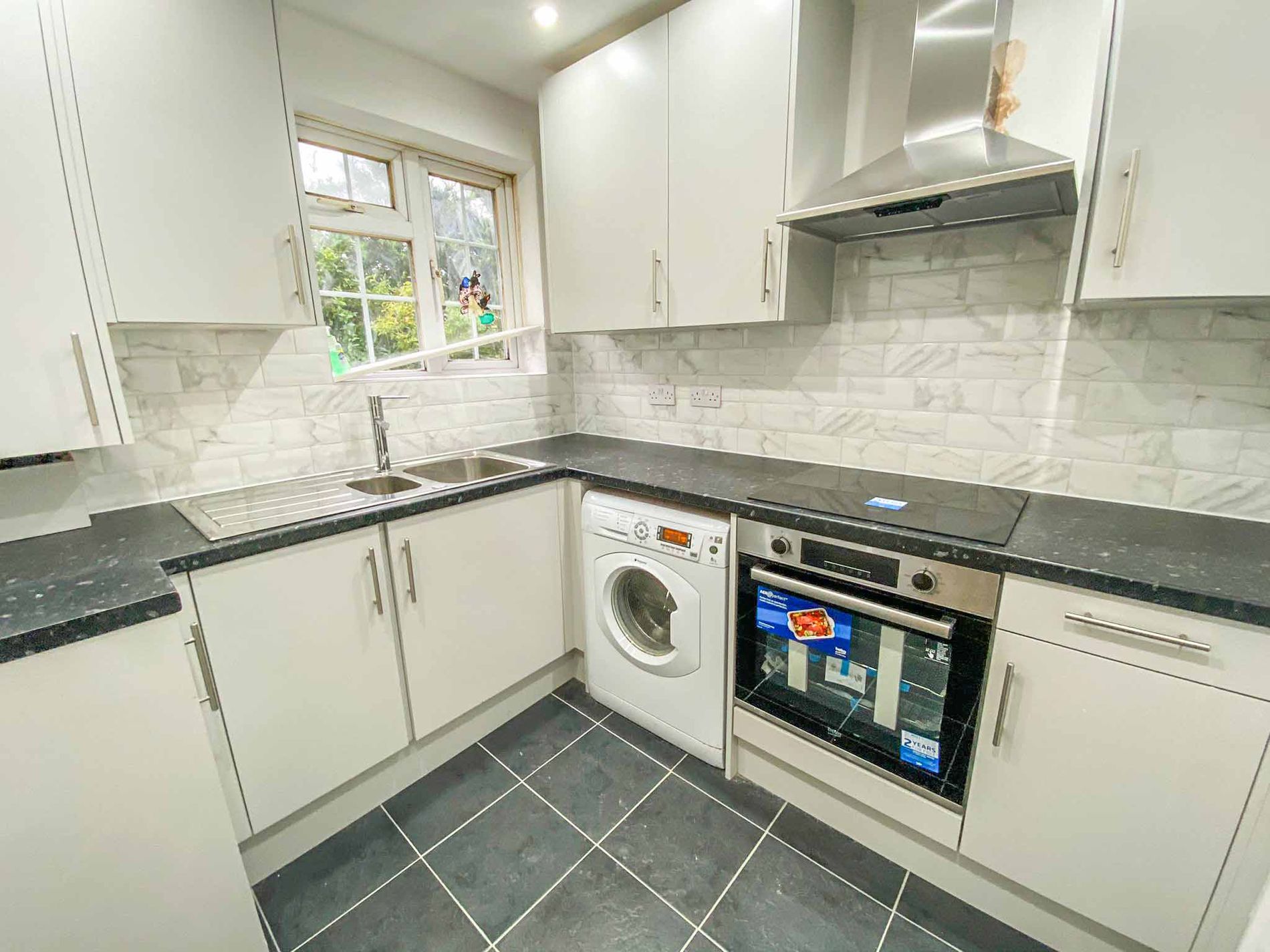 Flat Bathurst Walk in Richings Park