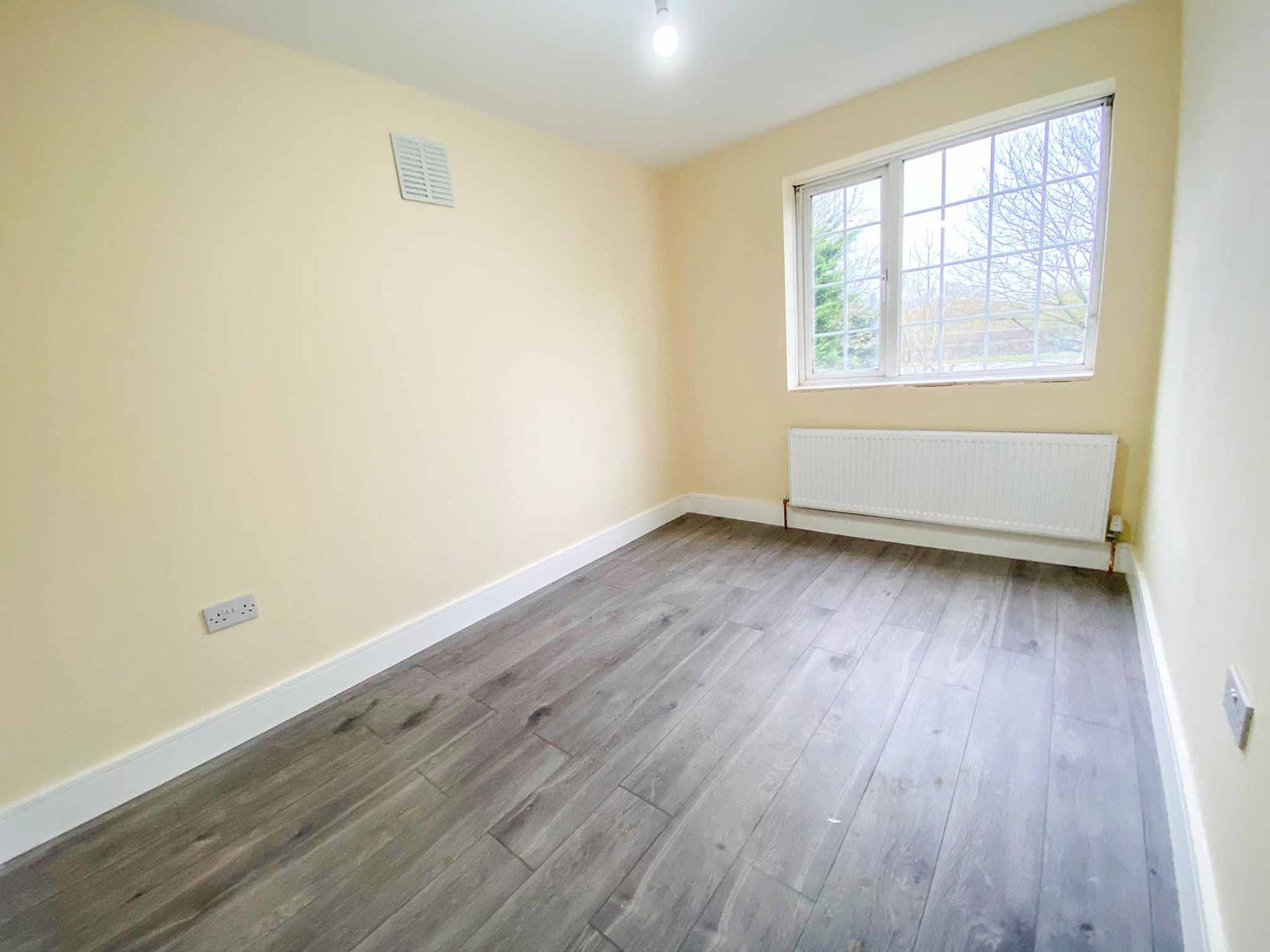 Flat Bathurst Walk in Richings Park