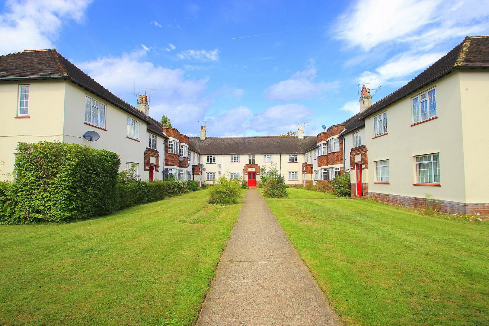 Flat Bathurst Walk in Richings Park
