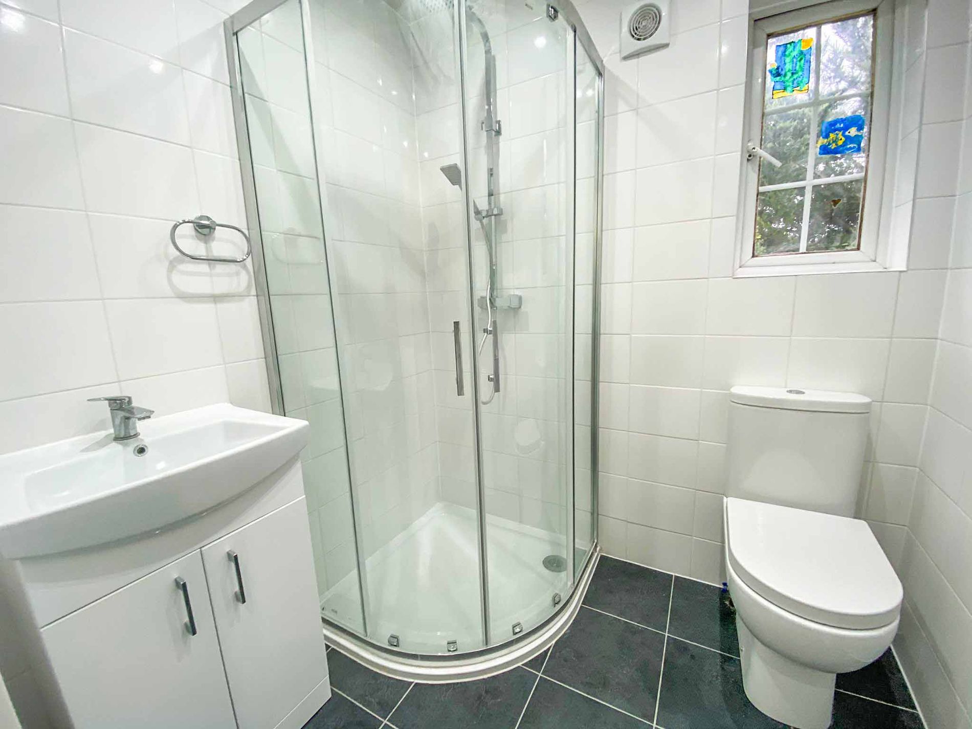 Flat Bathurst Walk in Richings Park