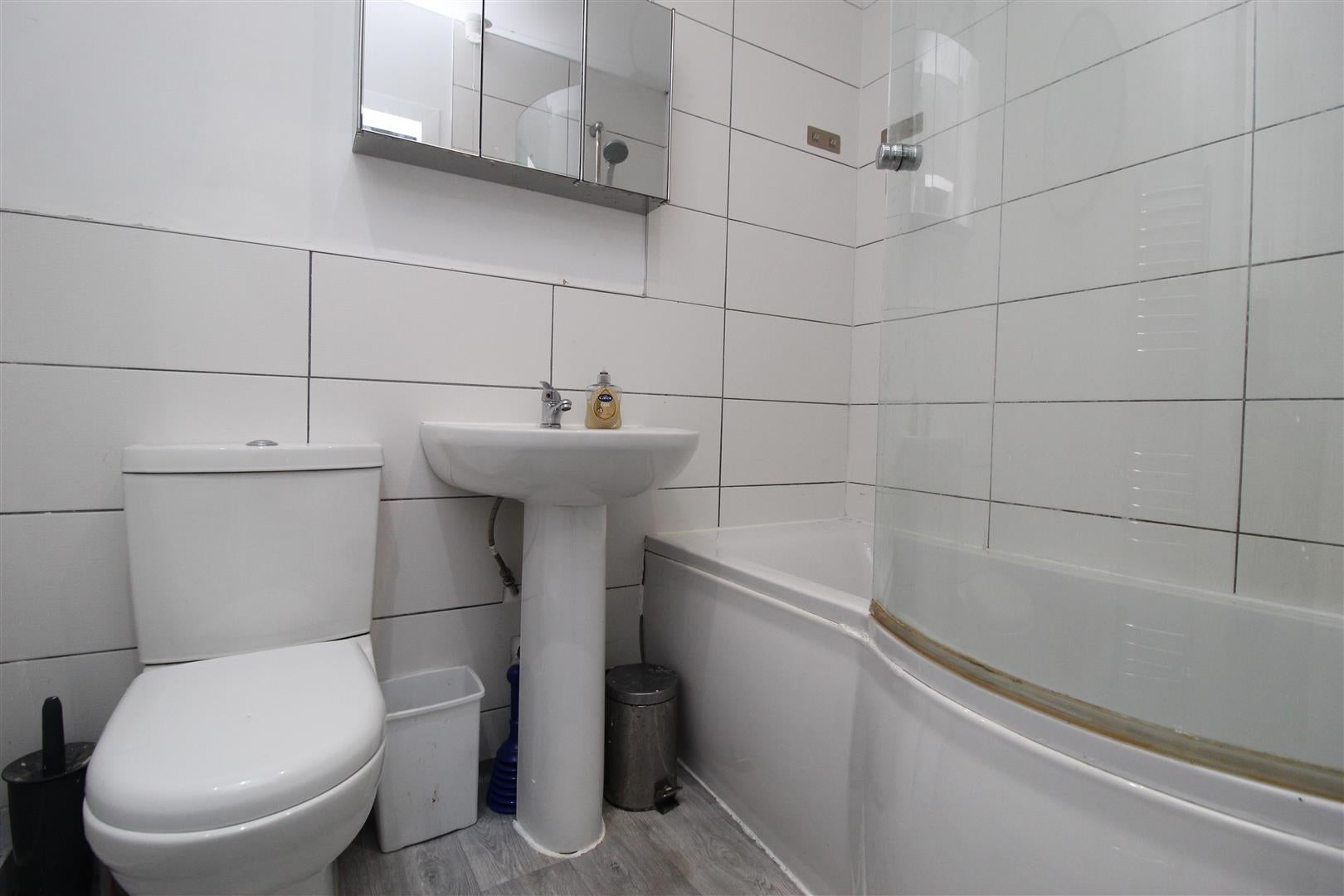Room Kirkstall Avenue in Leeds