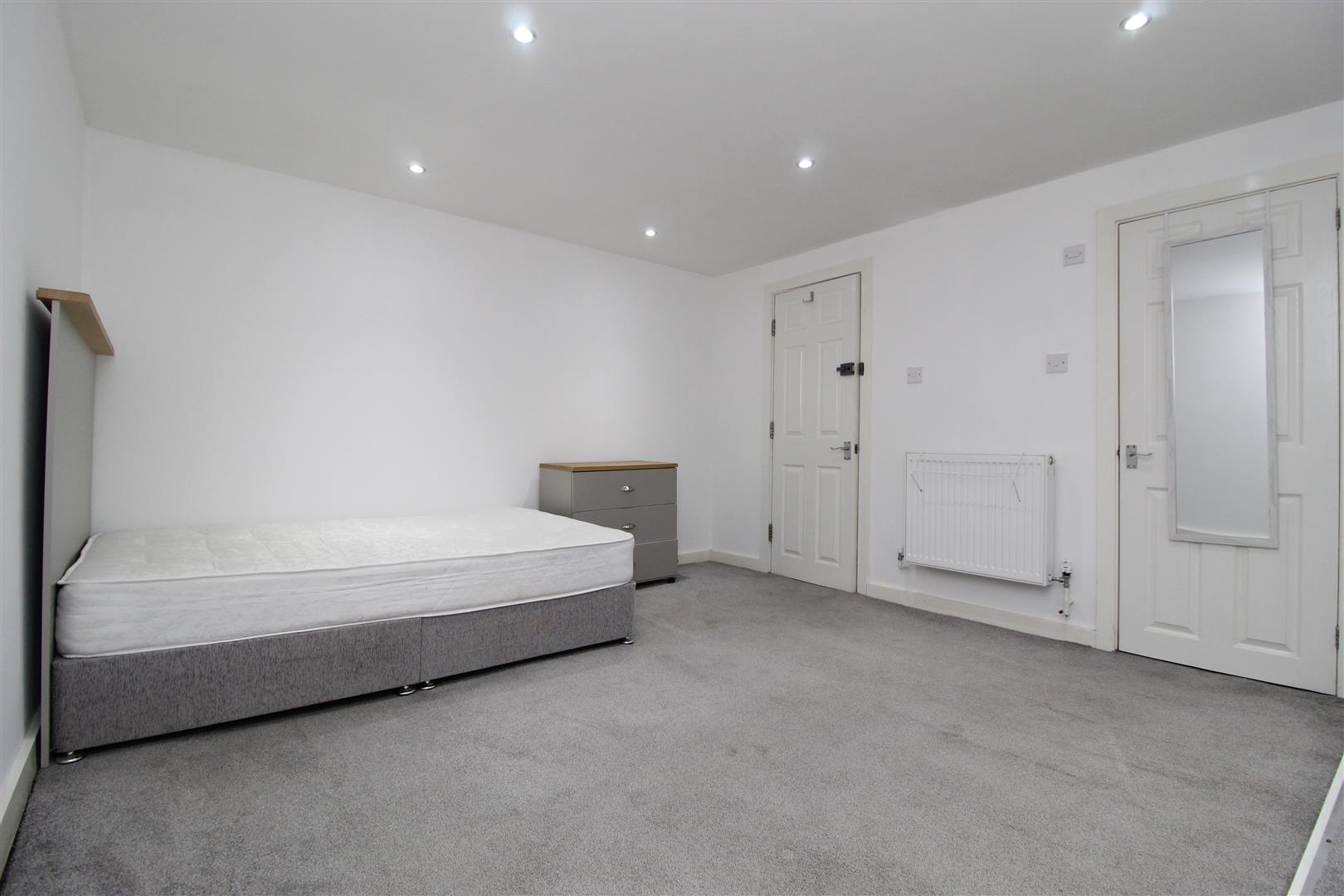 Room Kirkstall Avenue in Leeds