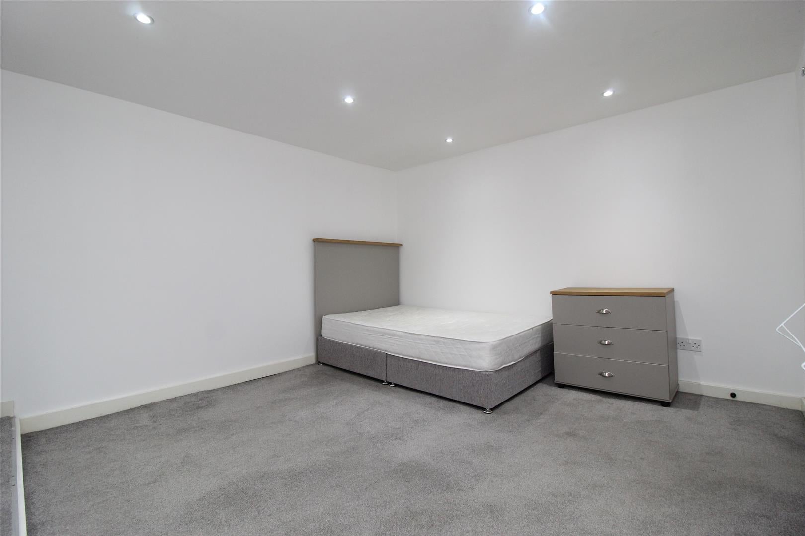 Room Kirkstall Avenue in Leeds