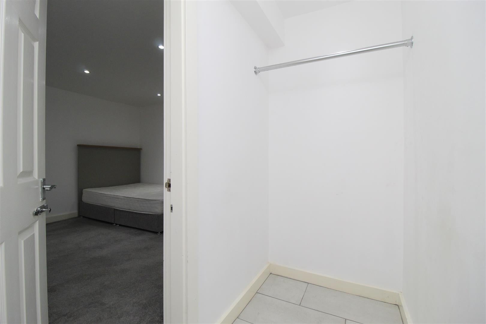 Room Kirkstall Avenue in Leeds
