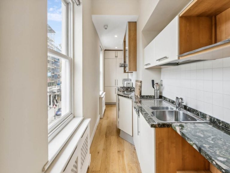 Flat Courtfield Gardens in Greater London