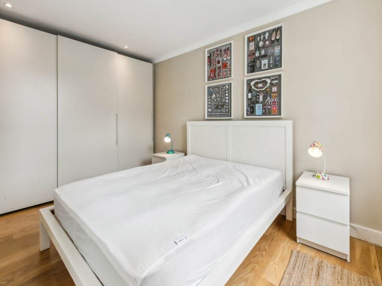 Flat Courtfield Gardens in Greater London