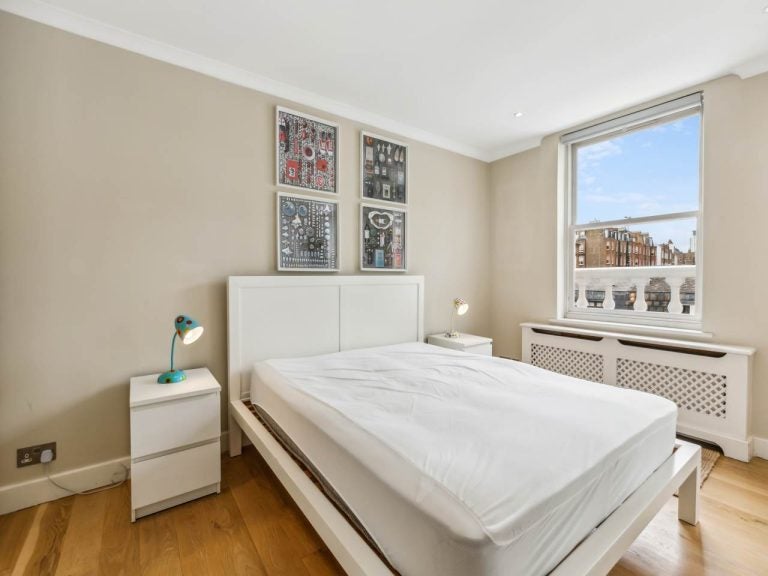 Flat Courtfield Gardens in Greater London