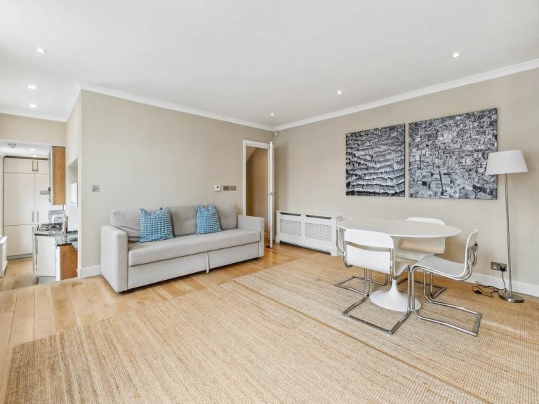 Flat Courtfield Gardens in Greater London