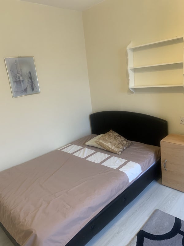 Room Knebworth Avenue in Greater London