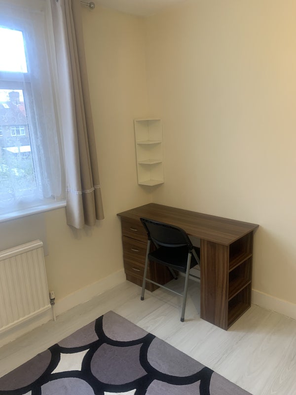 Room Knebworth Avenue in Greater London