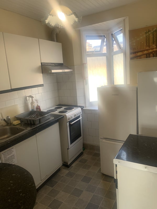 Room Knebworth Avenue in Greater London