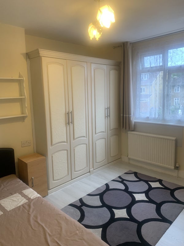 Room Knebworth Avenue in Greater London
