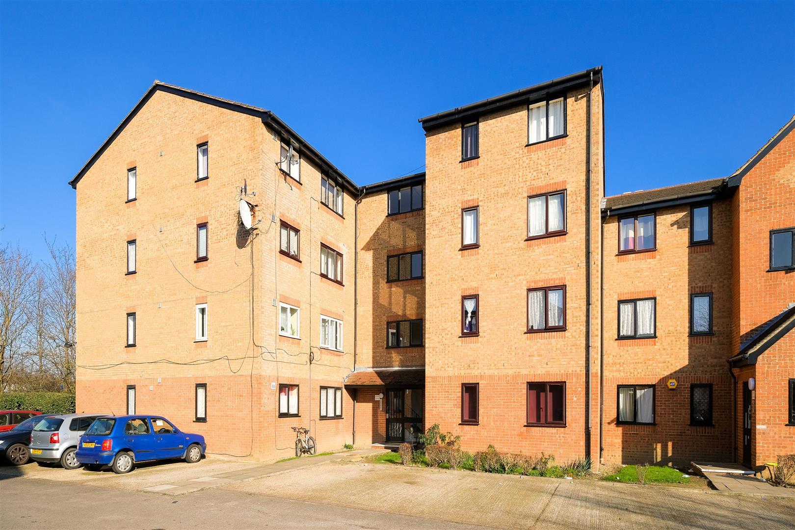 Flat Streamside Close in Greater London