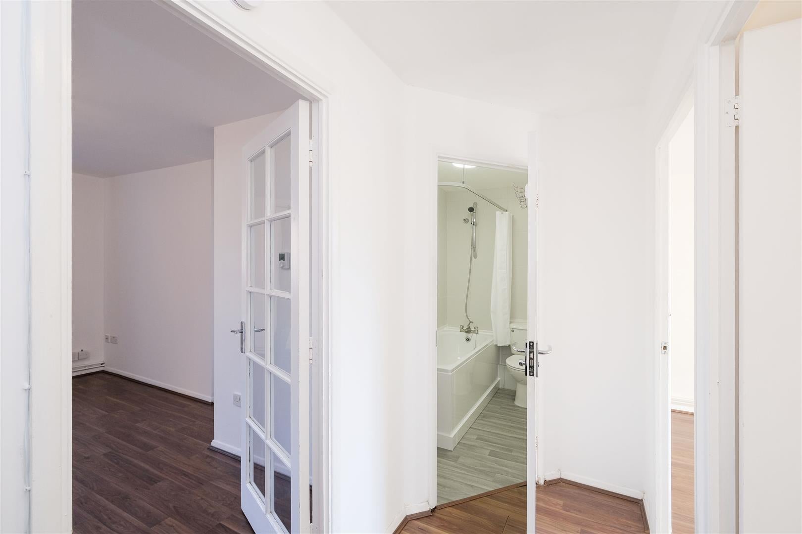 Flat Streamside Close in Greater London