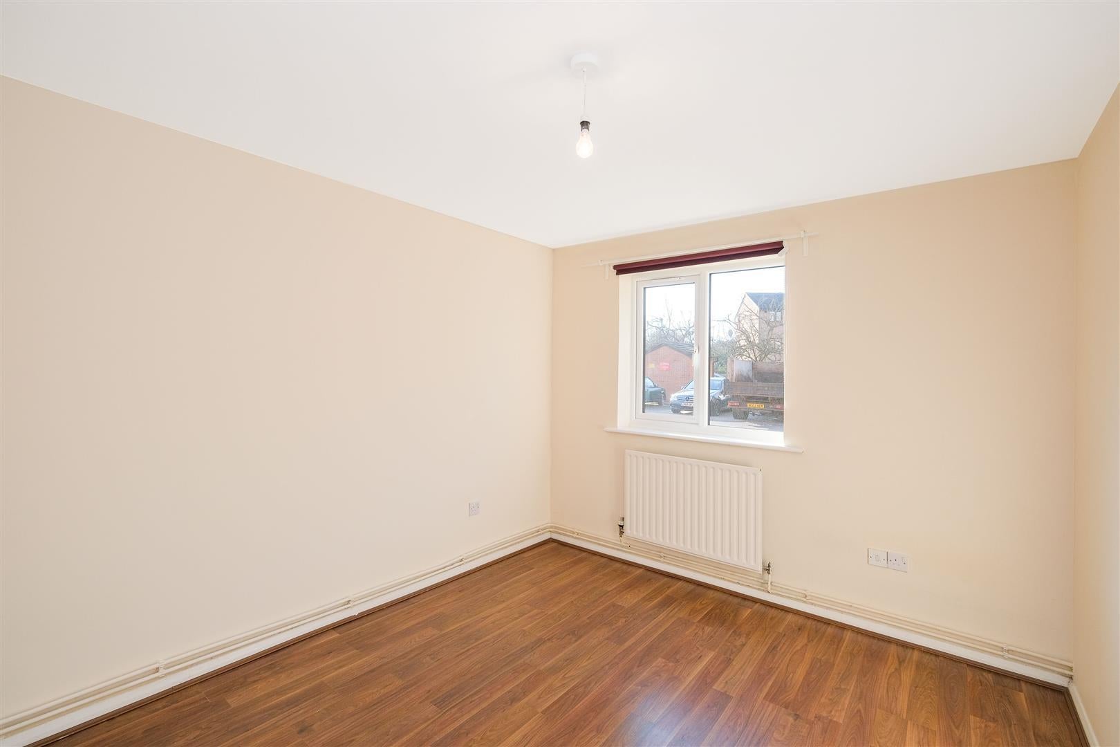 Flat Streamside Close in Greater London