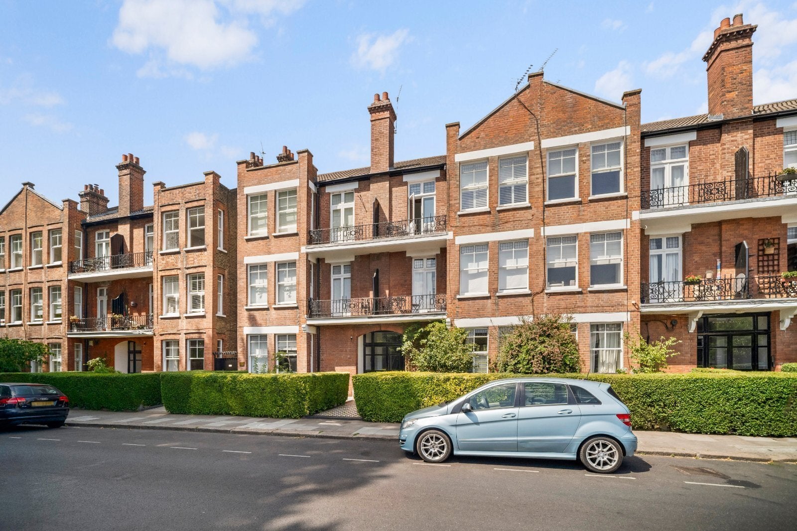 Flat Bishop's Park Road in Greater London