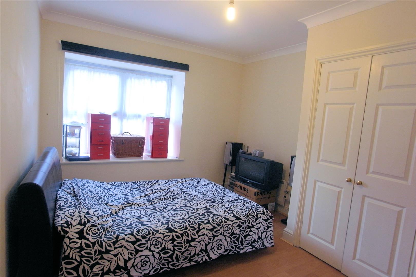 Flat Sandgate Court in Woking
