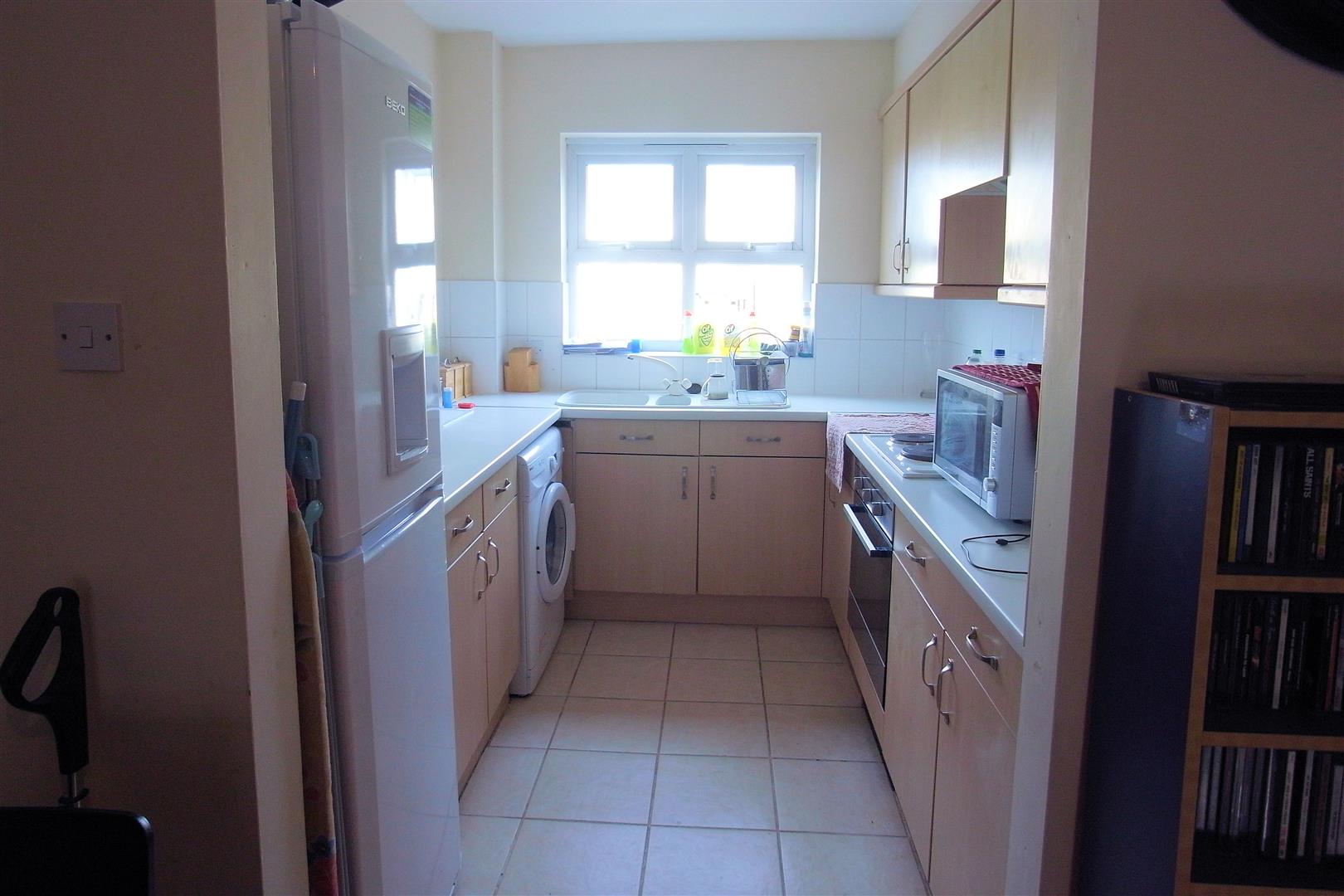 Flat Sandgate Court in Woking
