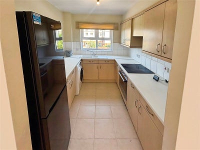 Flat Sandgate Court in Woking