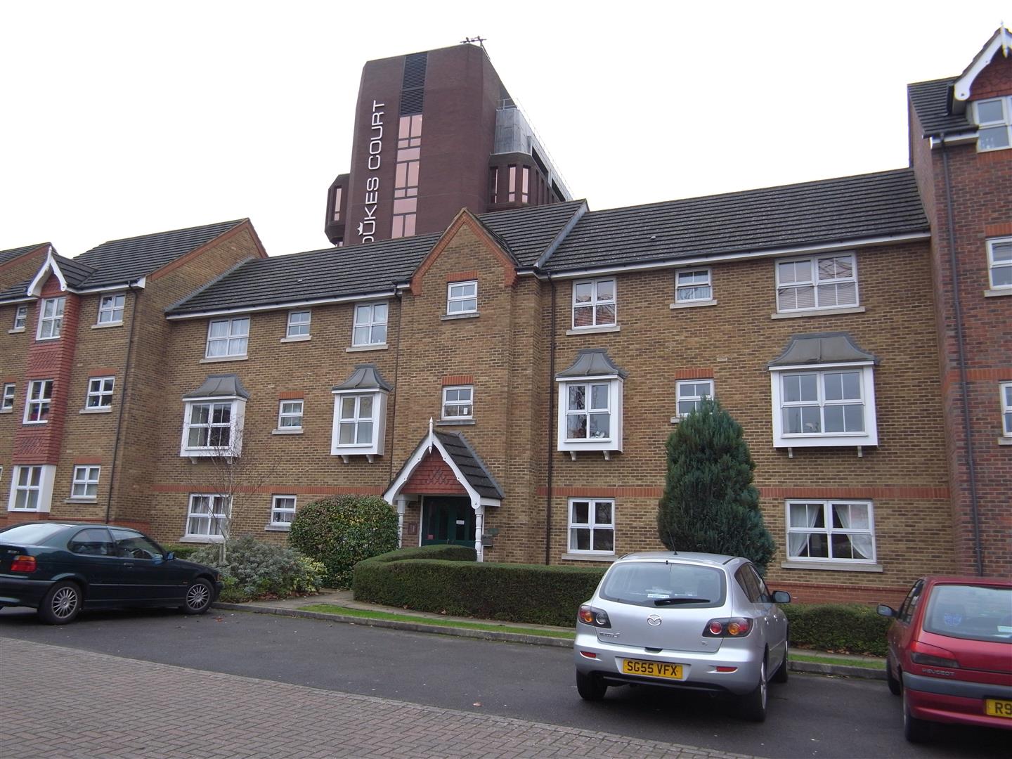 Flat Sandgate Court in Woking