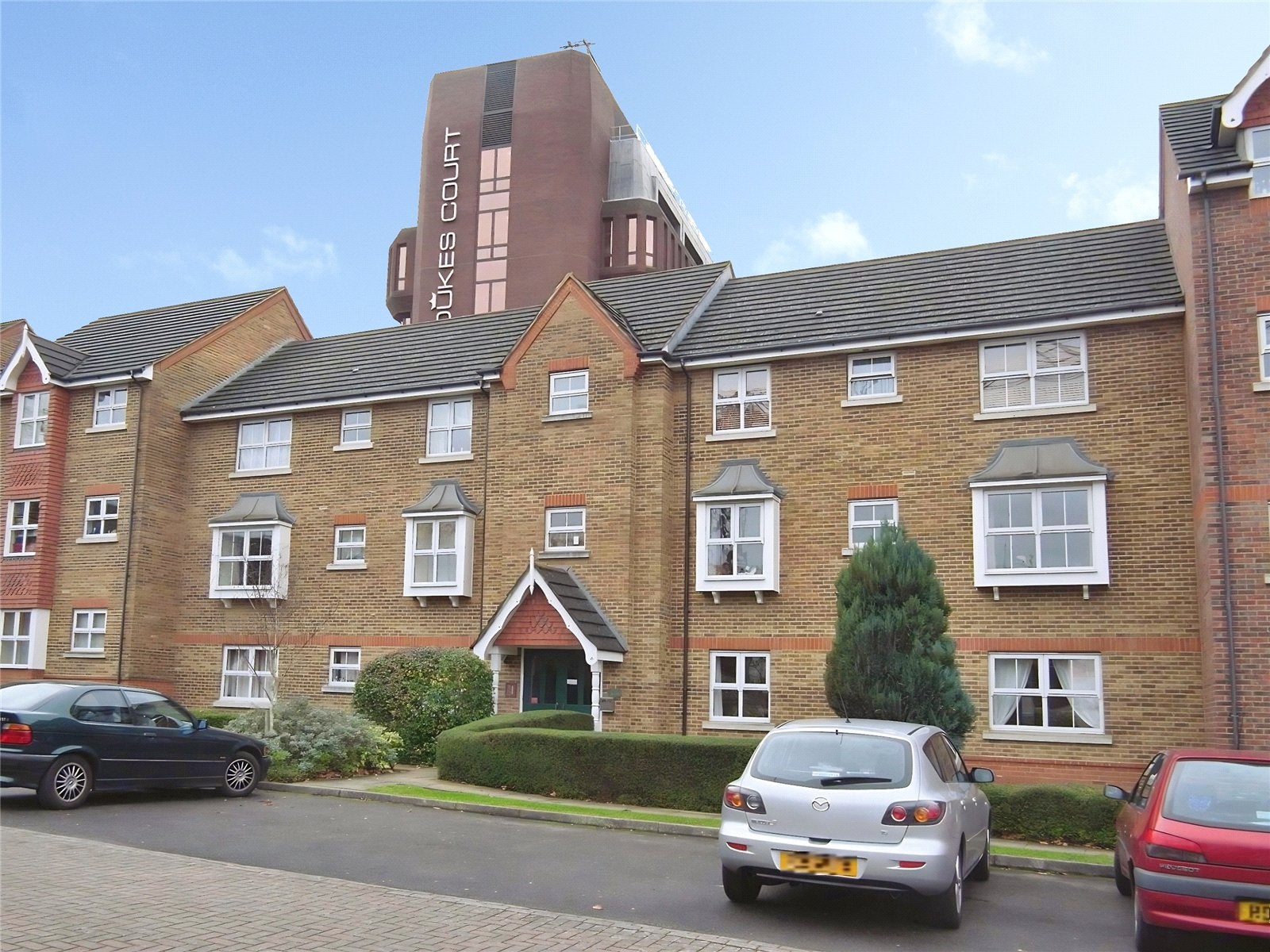 Flat Sandgate Court in Woking