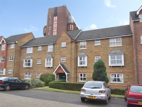 Flat Sandgate Court in Woking