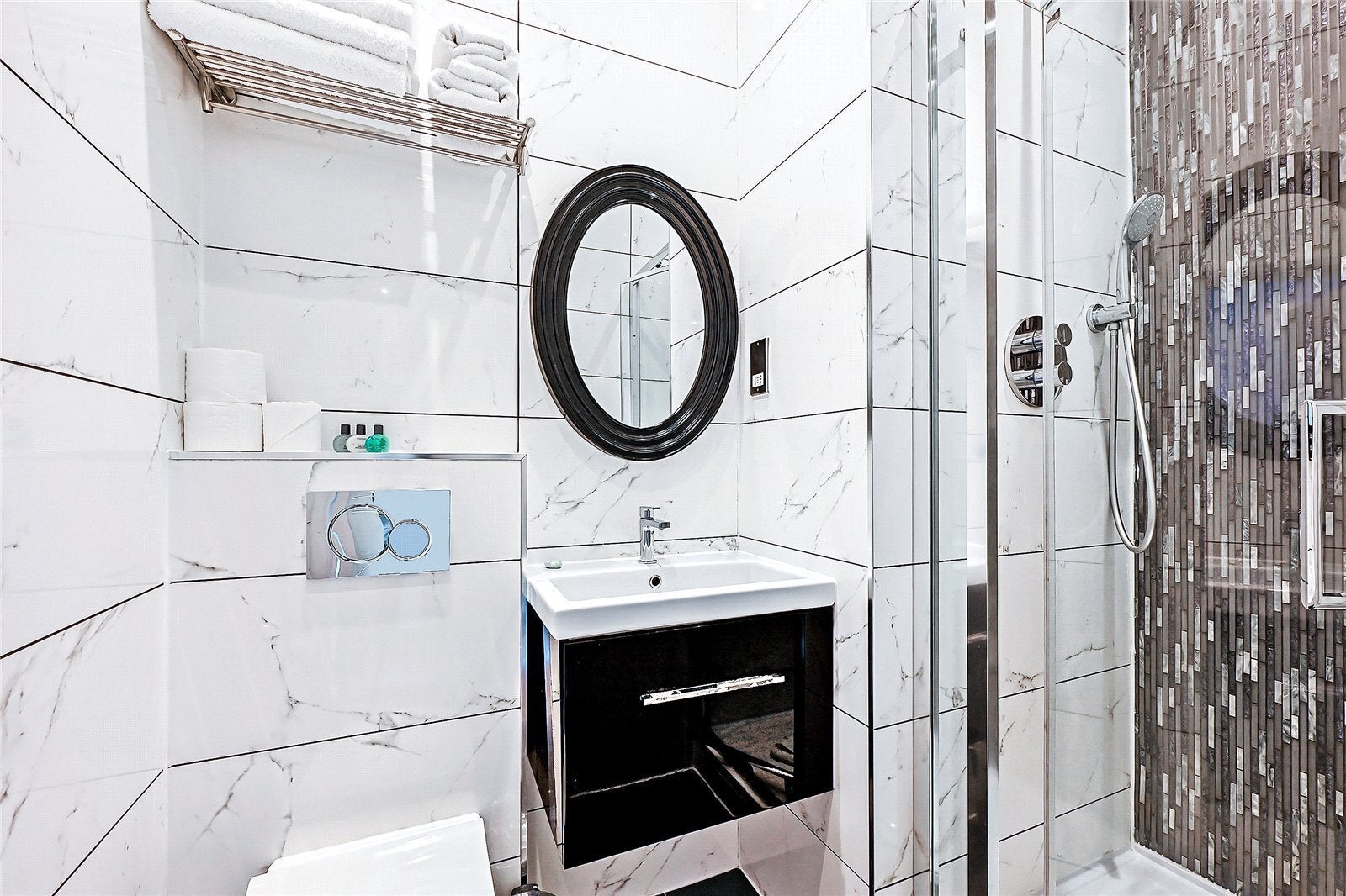 Flat Penywern Road in Greater London