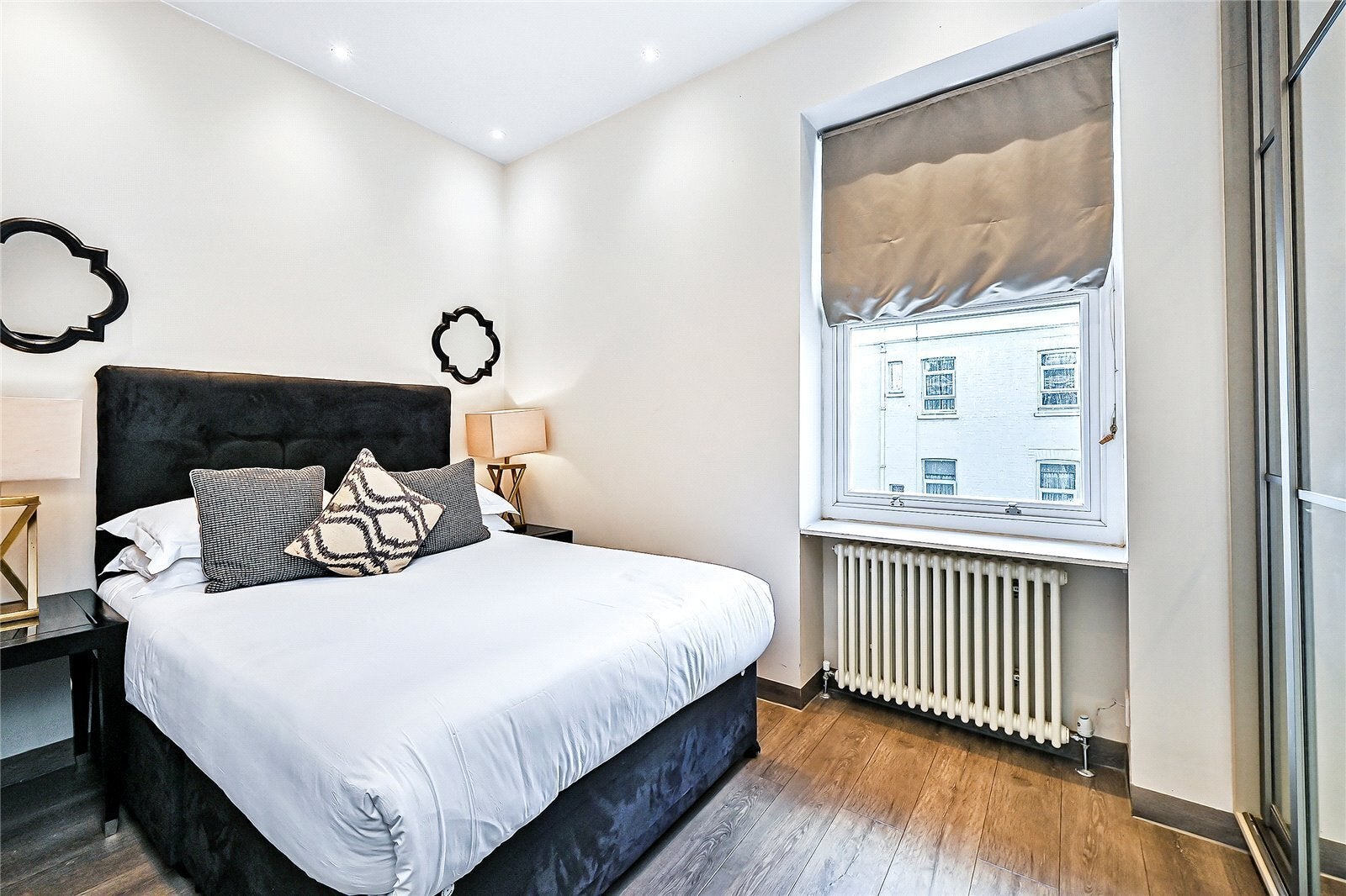 Flat Penywern Road in Greater London