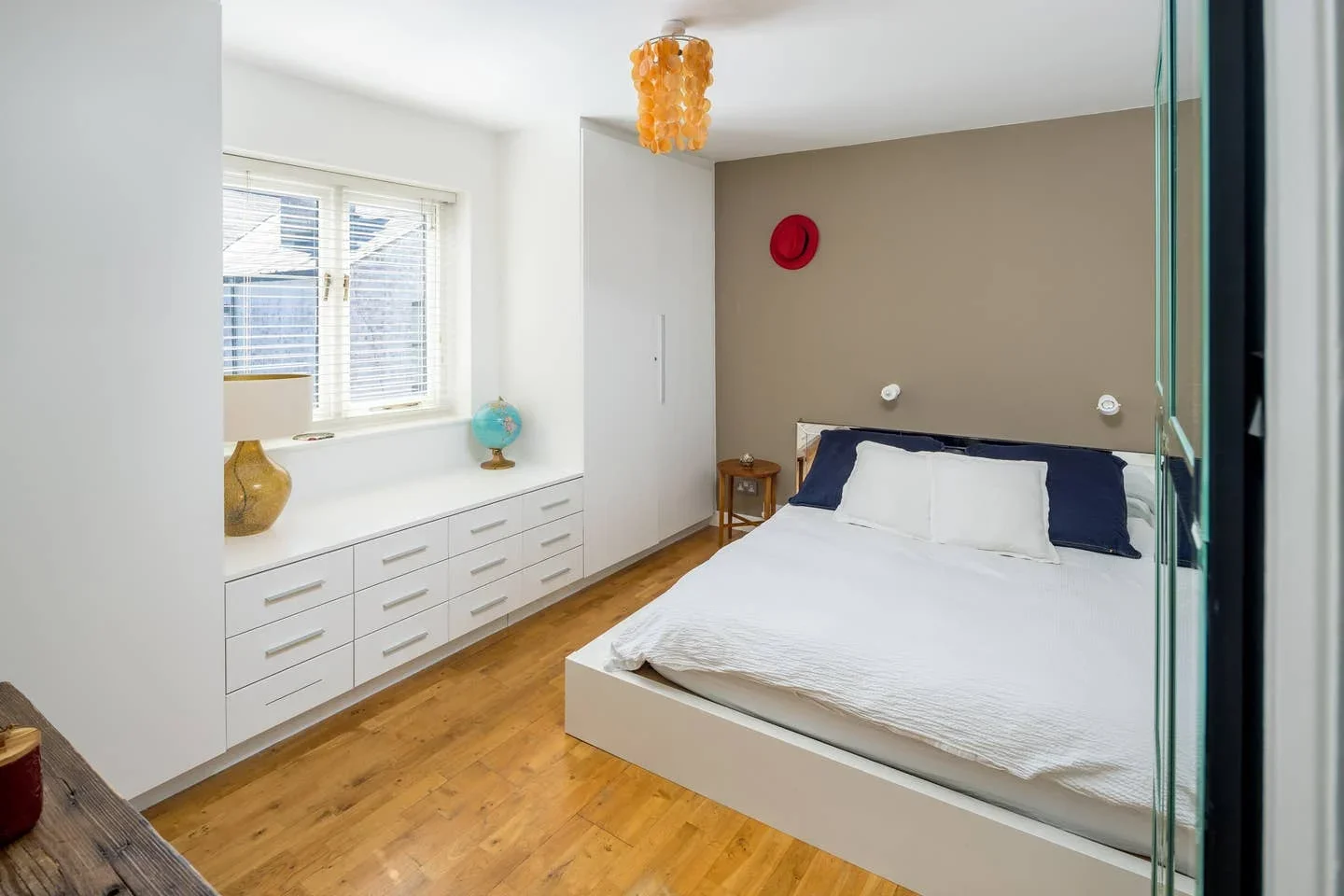 Flat Harrow Road in Greater London